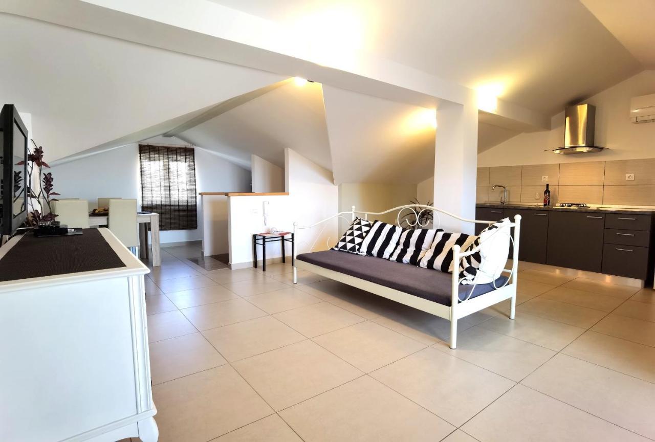 Apartments Ella 希贝尼克 外观 照片