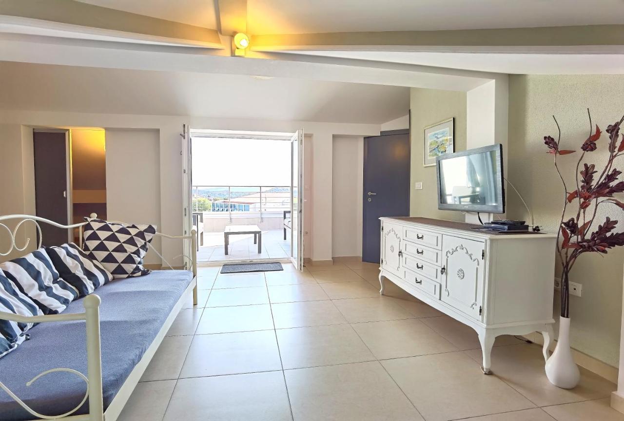 Apartments Ella 希贝尼克 外观 照片